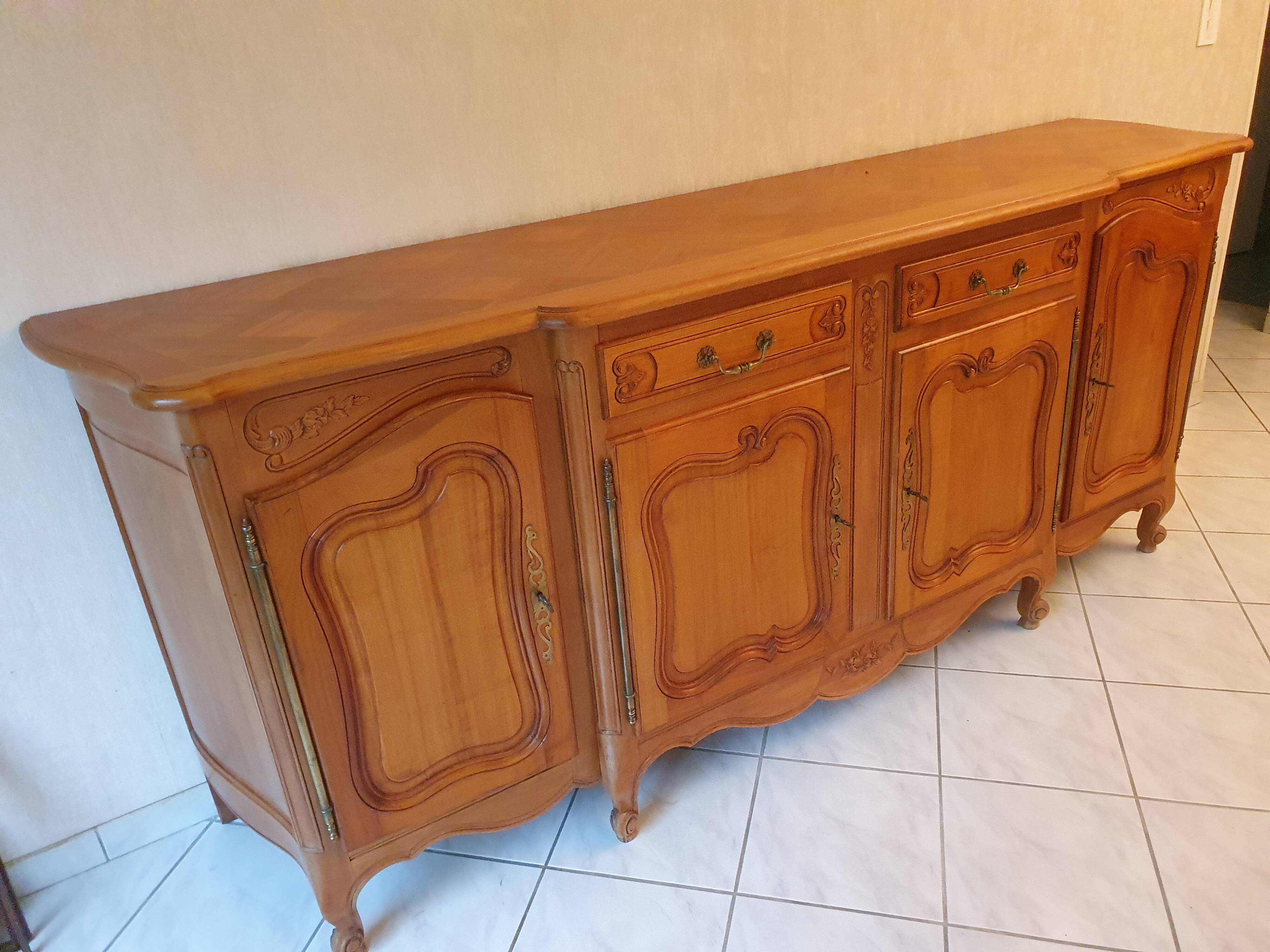 Buffet en merisier massif style Louis XV