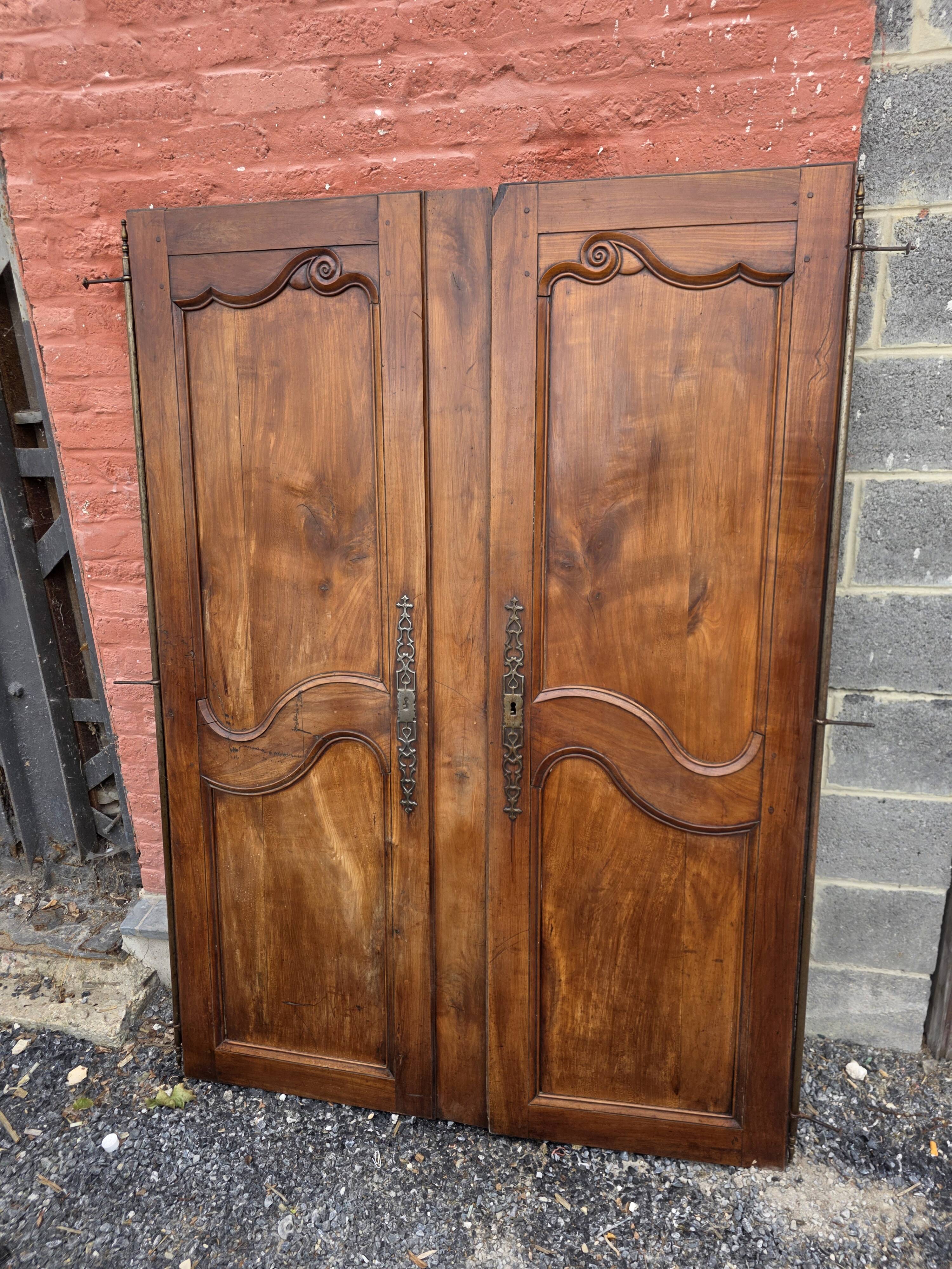 Paire de portes de placard style Louis XV en merisier massif