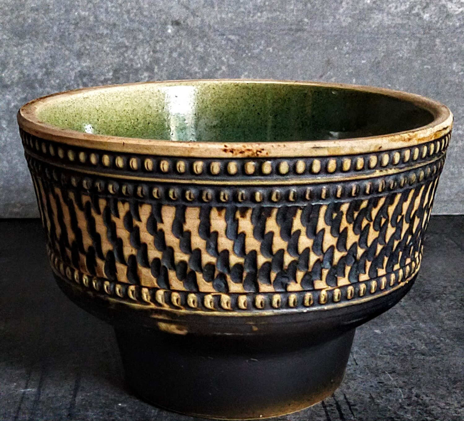 Ceramic pot cover with vintage scarifications 50s