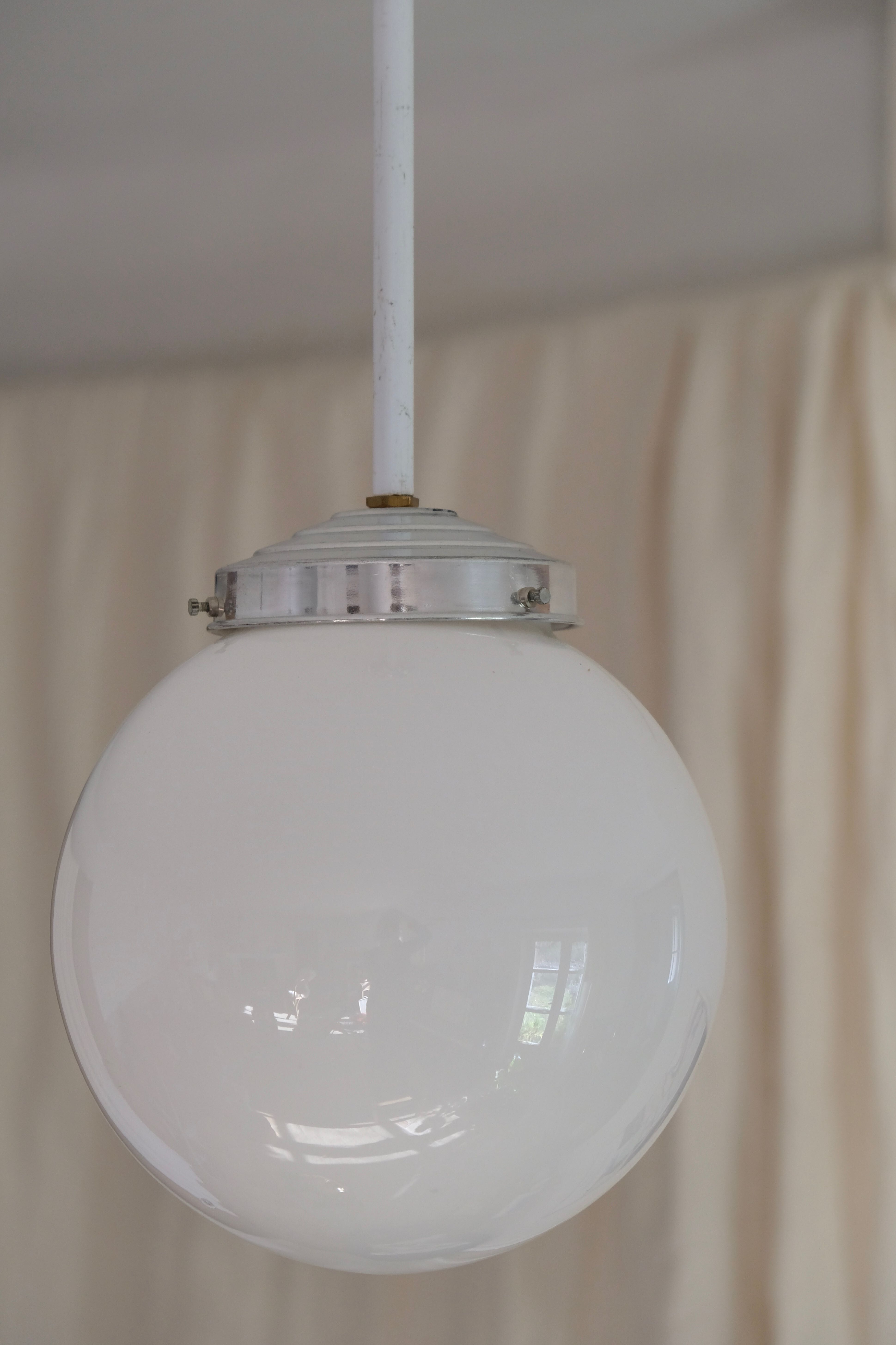 Hanging globe opaline 20s