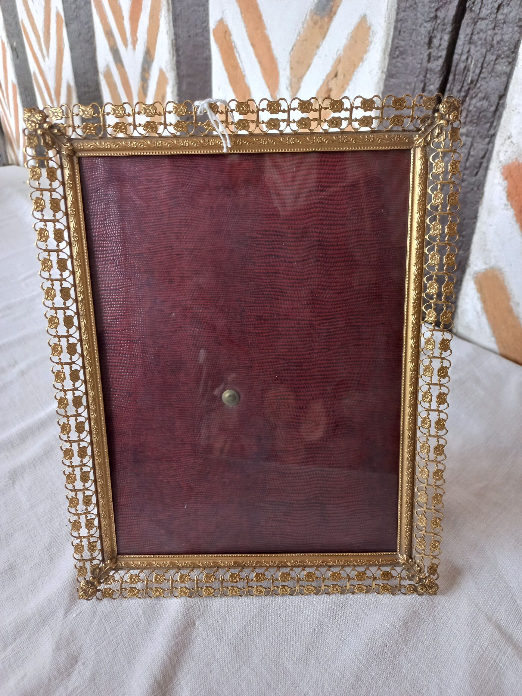 Chiseled gold pose photo frame