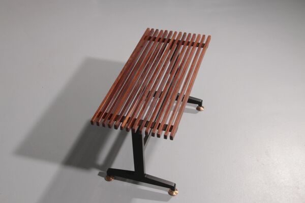 Banc italien des années 1960 avec cadre en métal noir, pieds en laiton doré et lattes en teck massif.