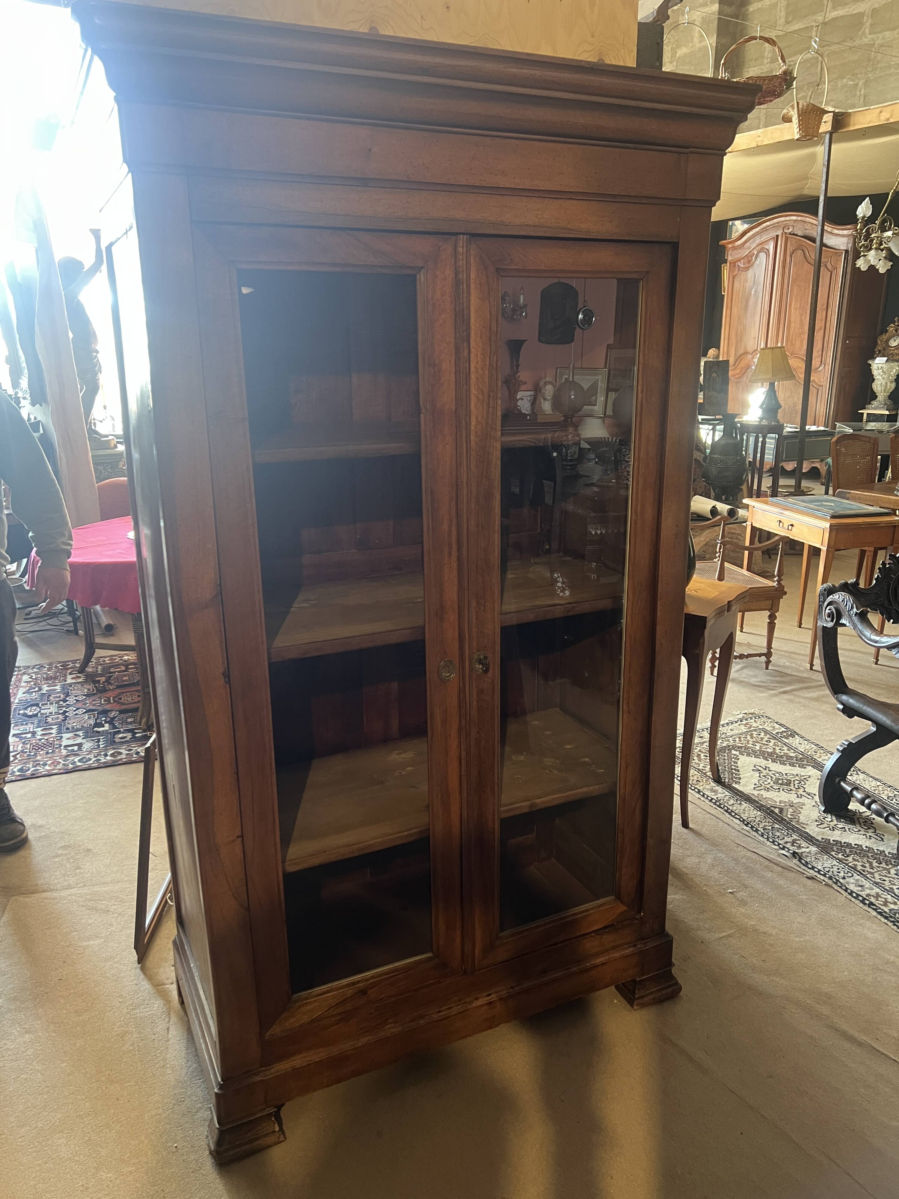 Two-door display cabinet in Louis Philippe style.