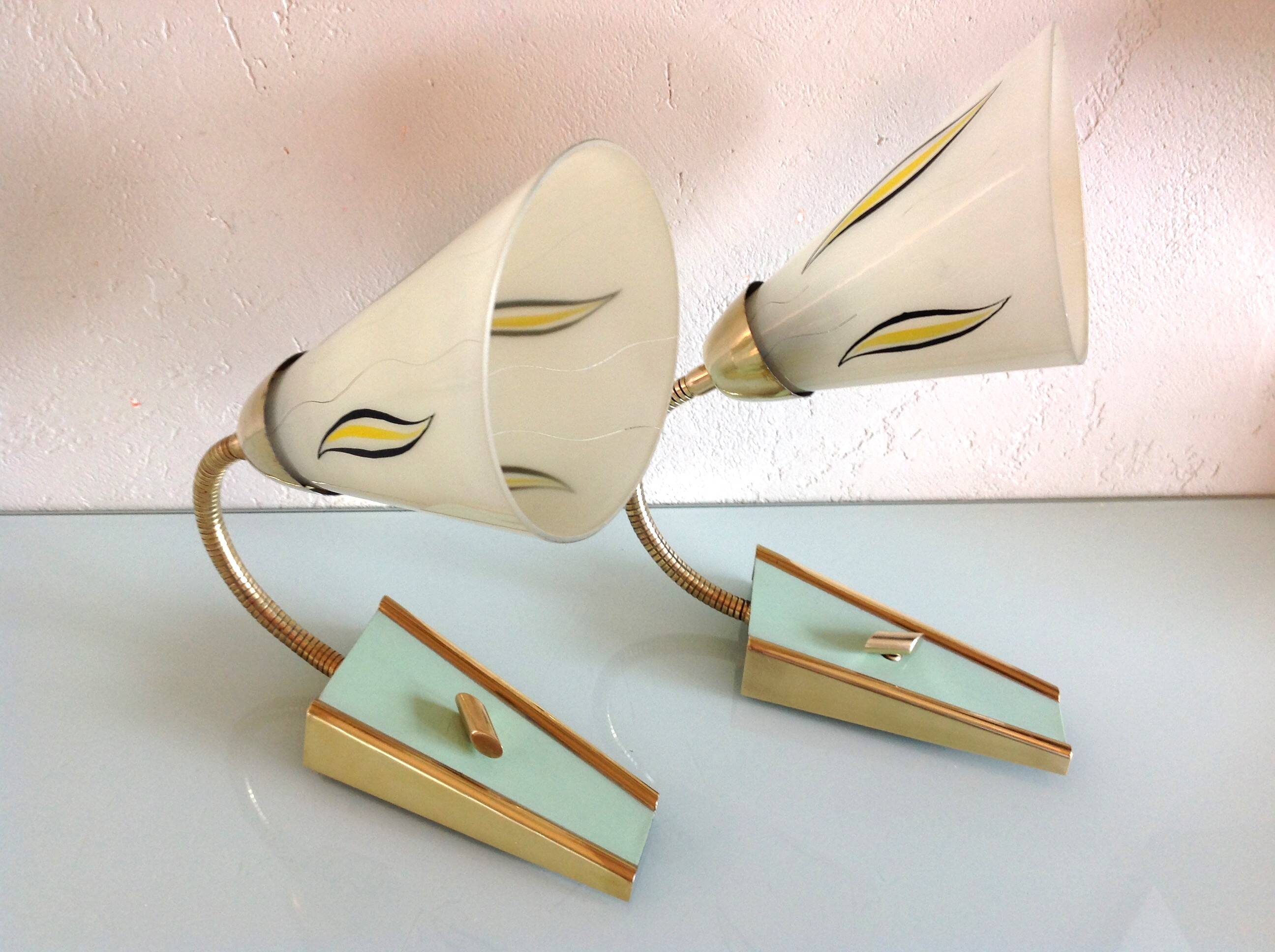 Paire d'appliques  en laiton et verre cornet / vintage années 50-60