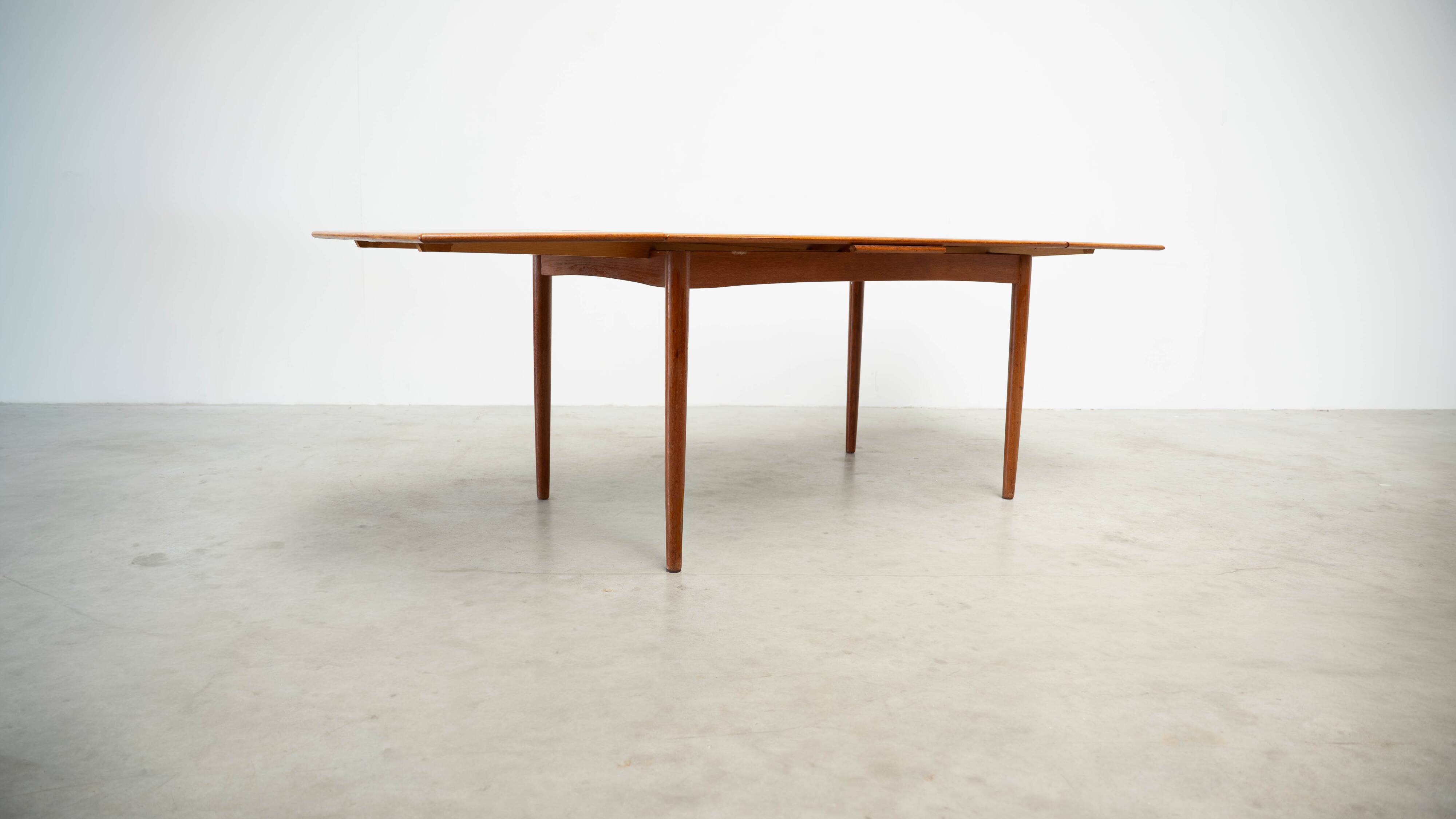 Niels O Moller dining table