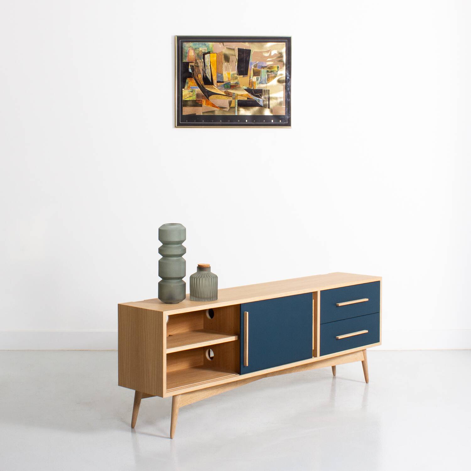 Oak sideboard or TV unit made up of two sliding doors and two drawers