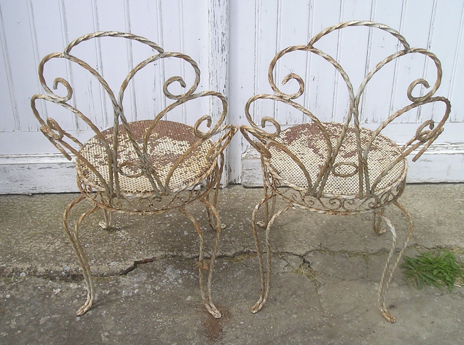 Set of 2 garden chairs and wrought iron pedestal table