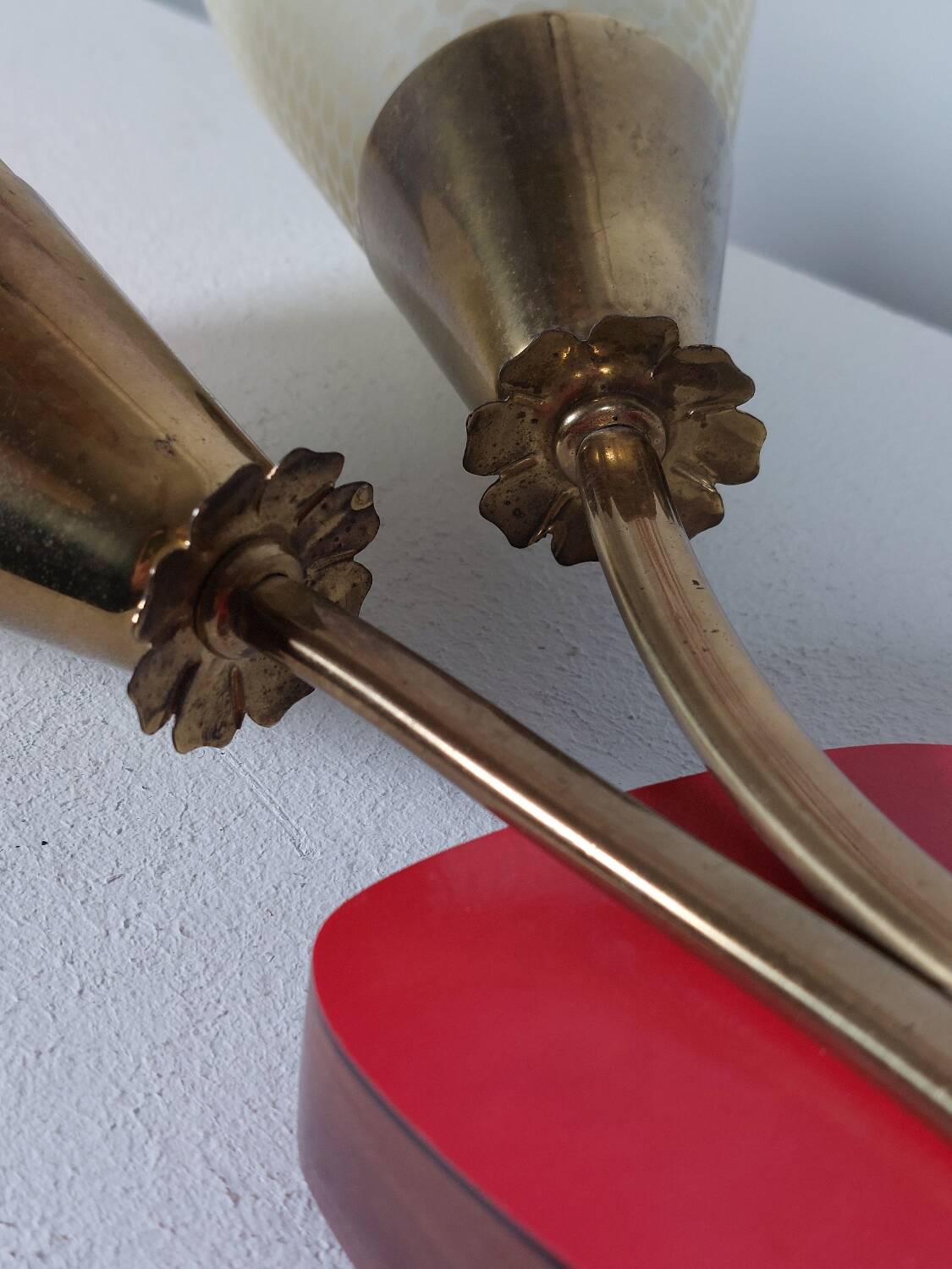Vintage wall lamp from the 1950s in brass with flower decoration.