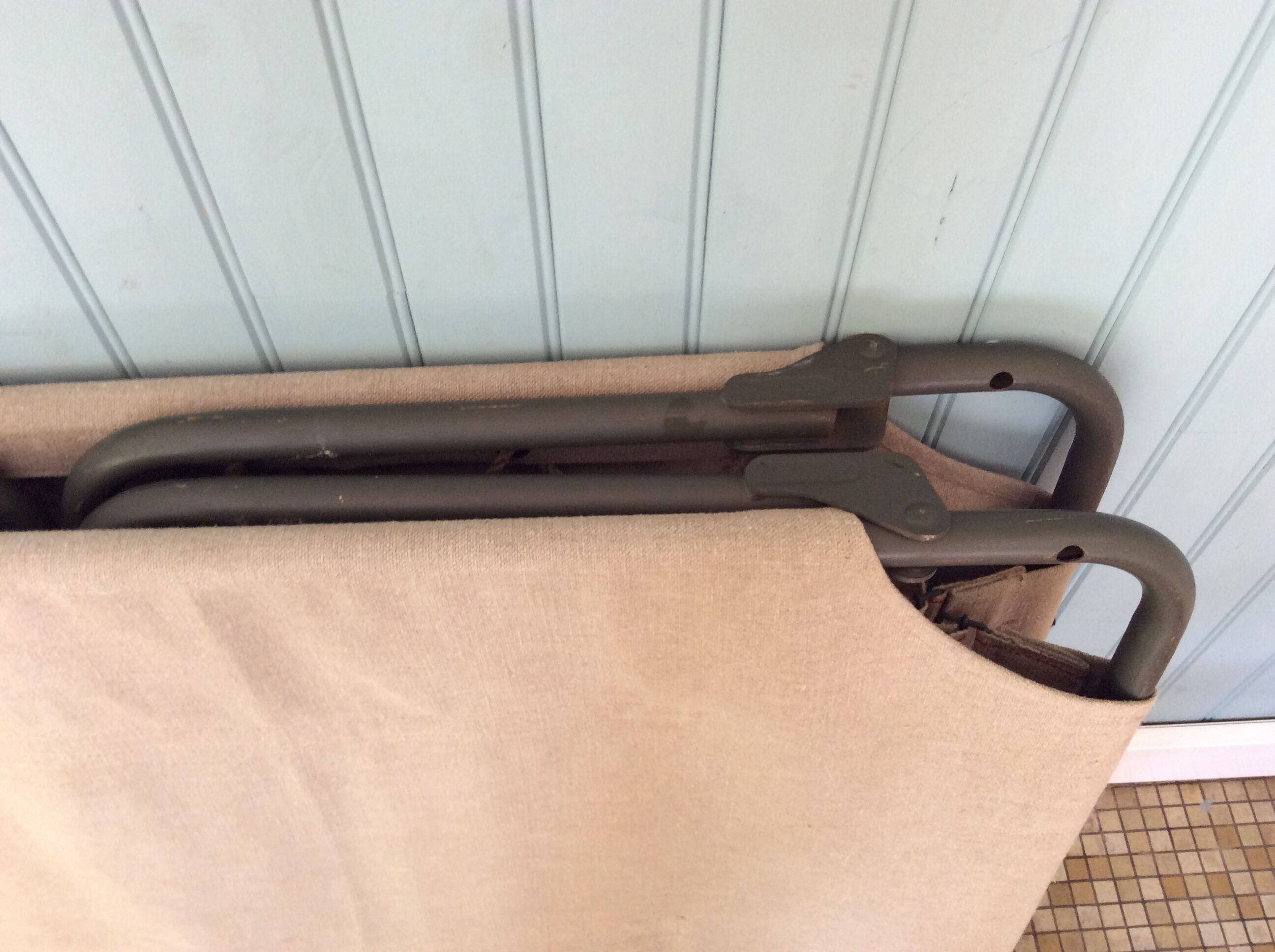 Lit de camp militaire