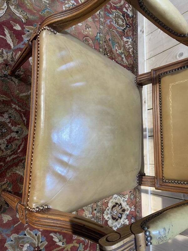 Fauteuil de bureau de style Louis XVI en cuir beige