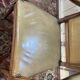 Fauteuil de bureau de style Louis XVI en cuir beige