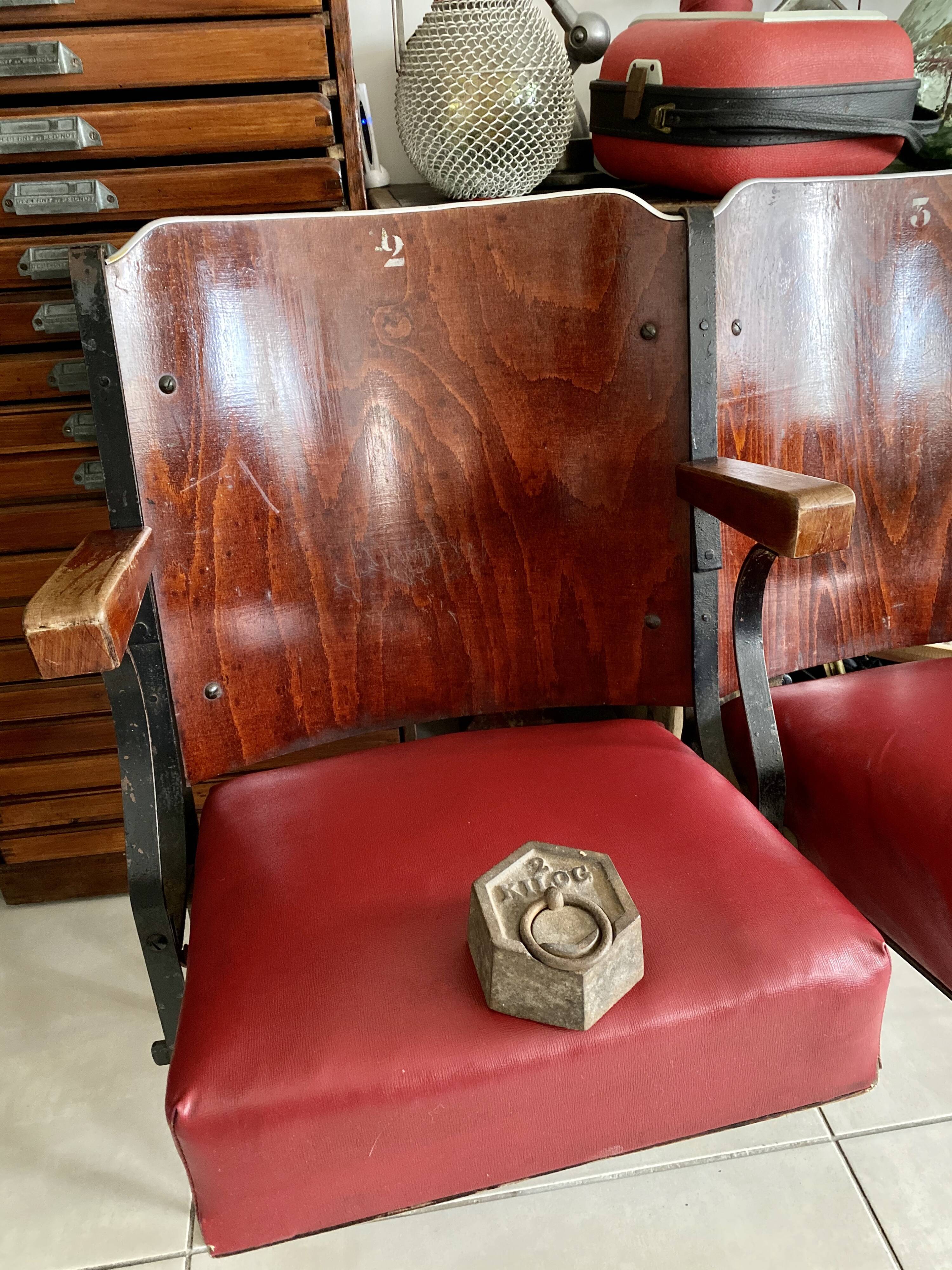 Paire de fauteuils de cinéma vintage