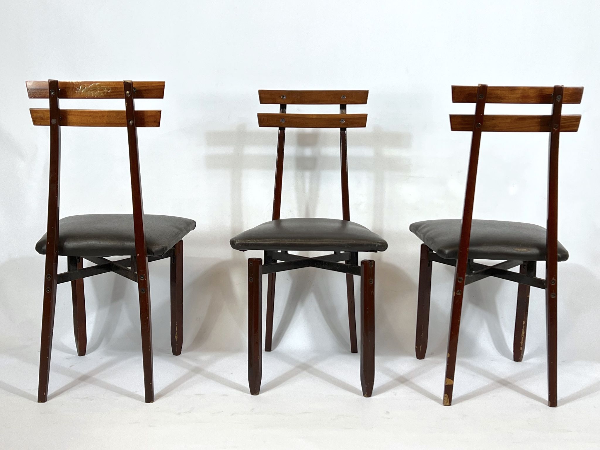 Ensemble de six chaises en bois italien du milieu du siècle