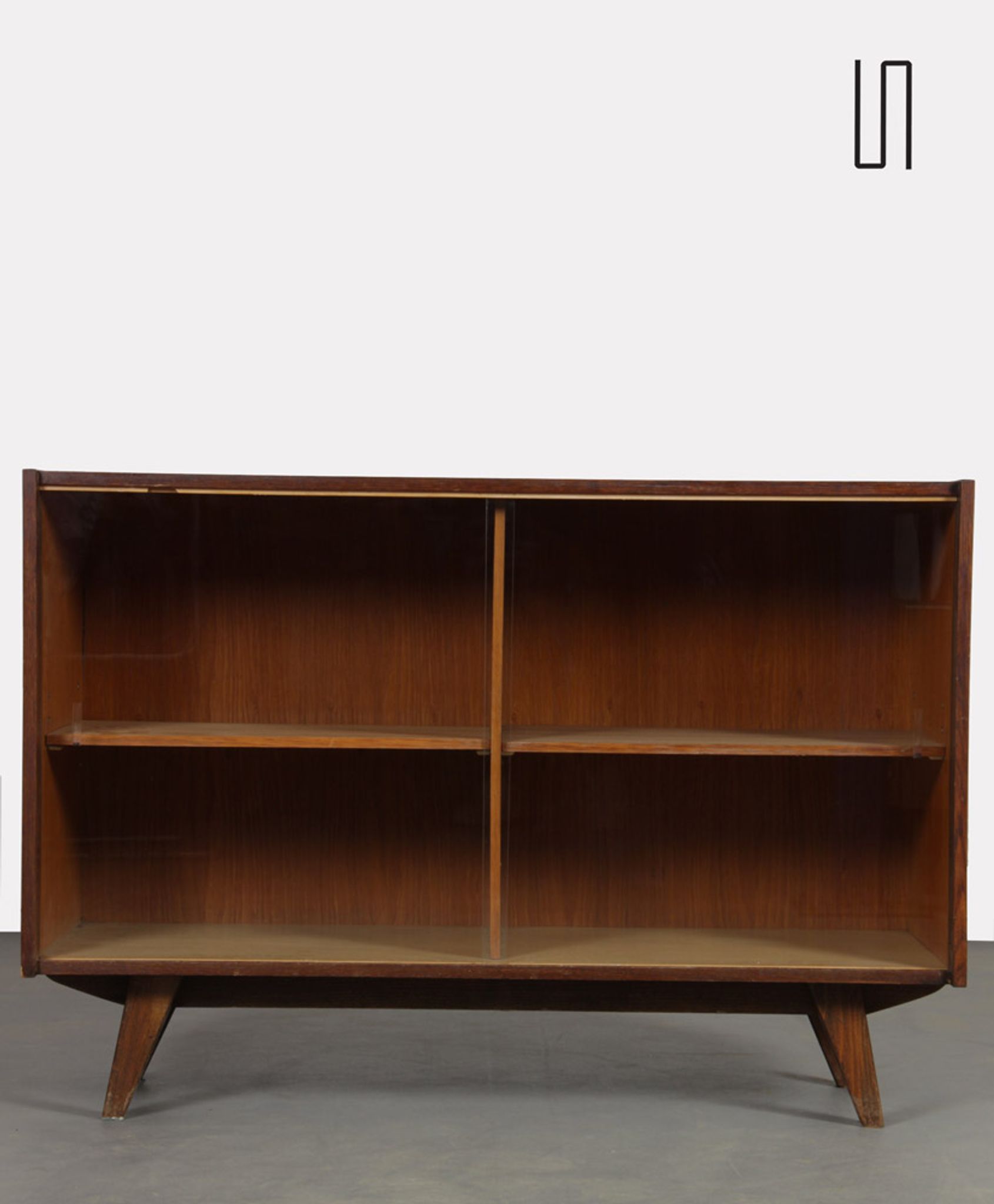 Bibliothèque en chêne foncé dessinée par Jiri Jiroutek, modèle U-452, 1960