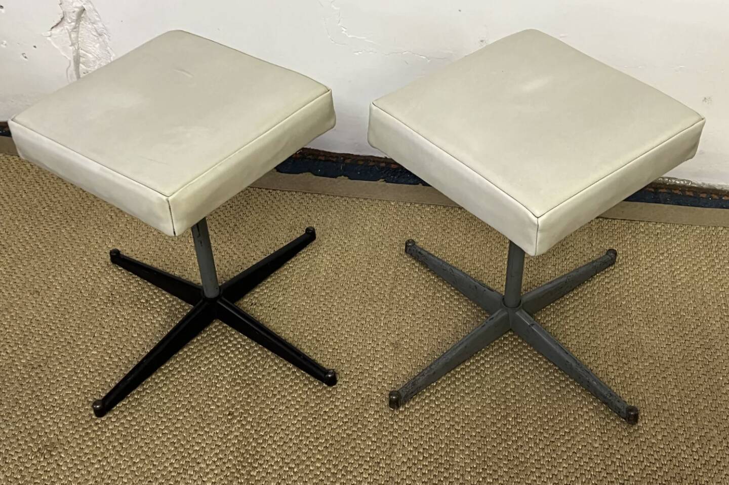 Paire de tabourets métal et skaï vintage