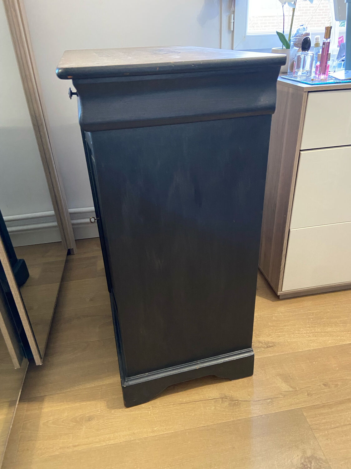 Buffet with two doors and one drawer