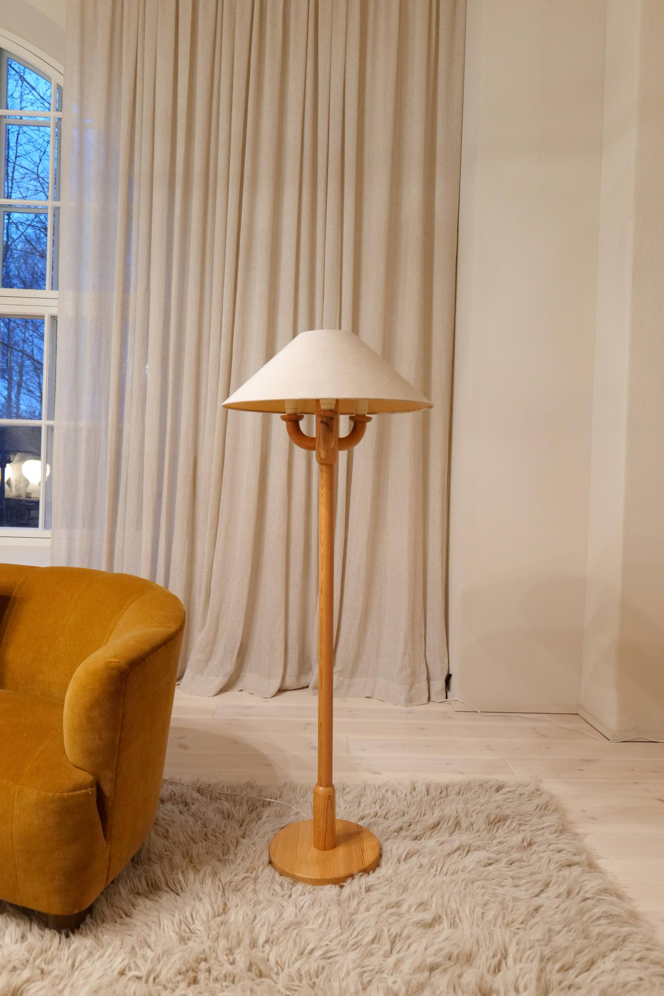 Sculptural modern floor lamps in pine, Sweden 1970s.