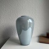 Vase en opaline bleu clair