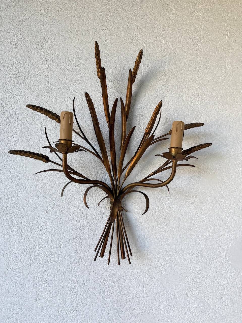 “Ear” wall light in gilded brass