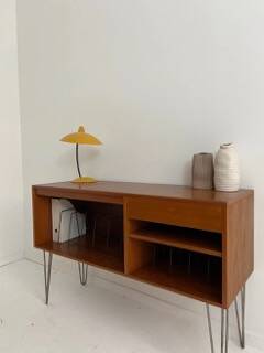 meuble hifi vintage, vinyls ou cahiers A4