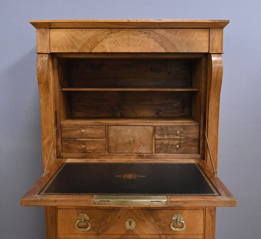 Secrétaire en noyer, style Restauration – Milieu XIXe