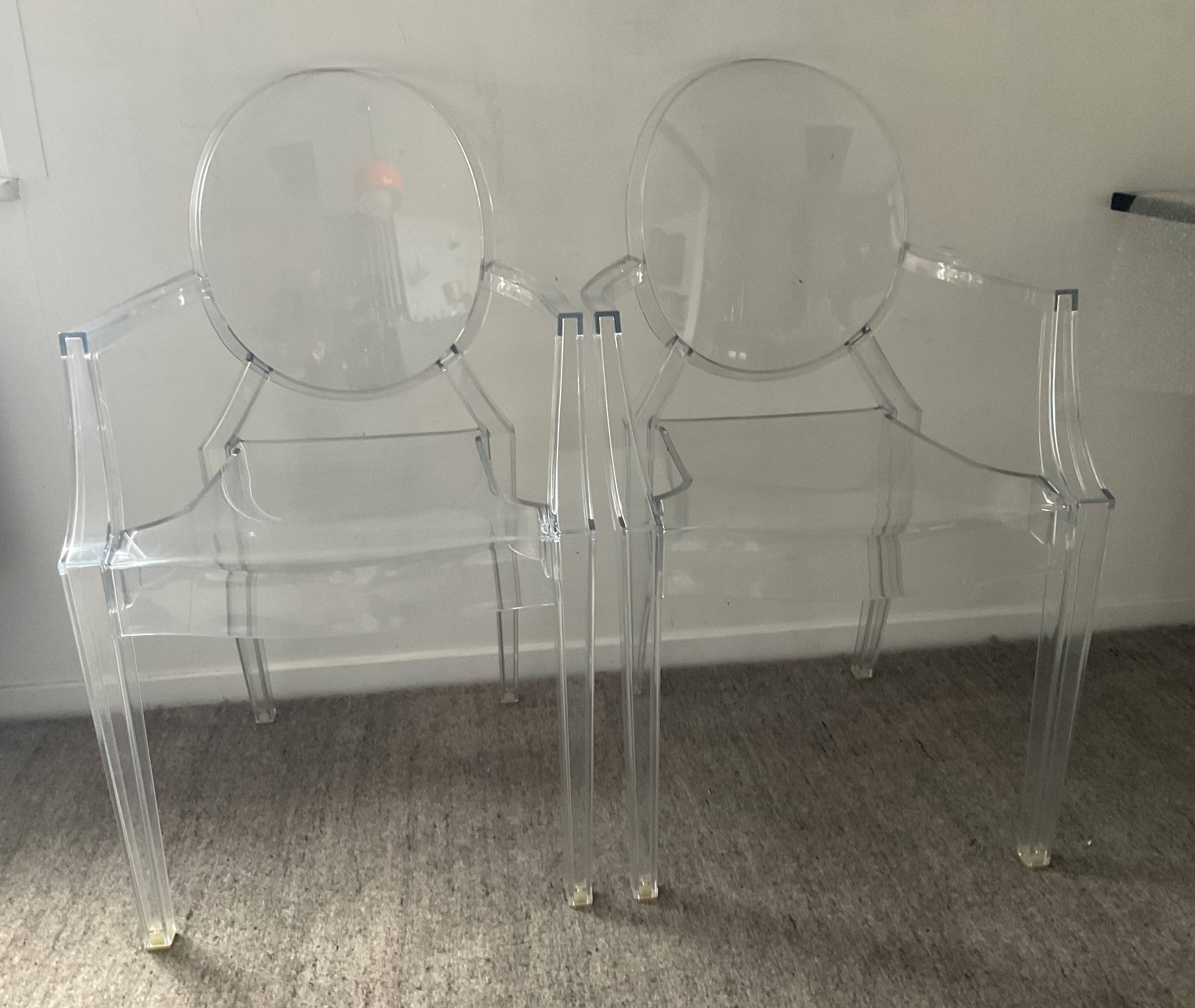 Ensemble Philippe Starck Kartell table à manger Top Top et 2 fauteuils Louis Ghost