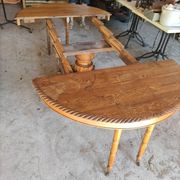 Table ovale en chêne blond sculpté - dite table de chasse