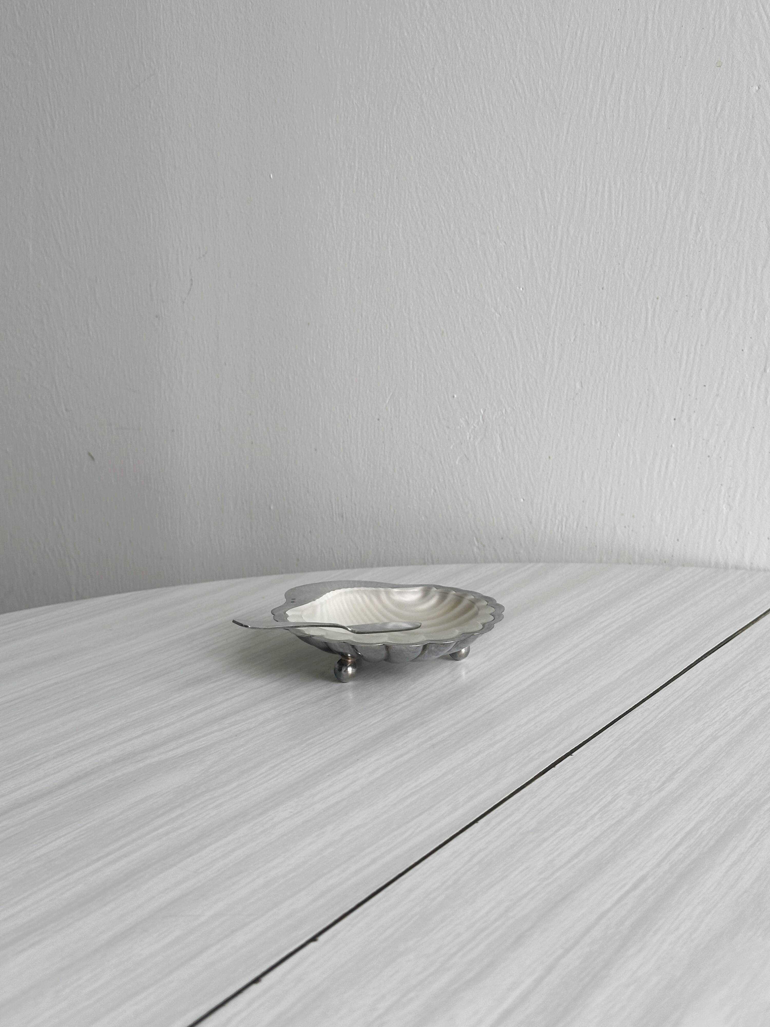 Antique shell-shaped presentation butter dish