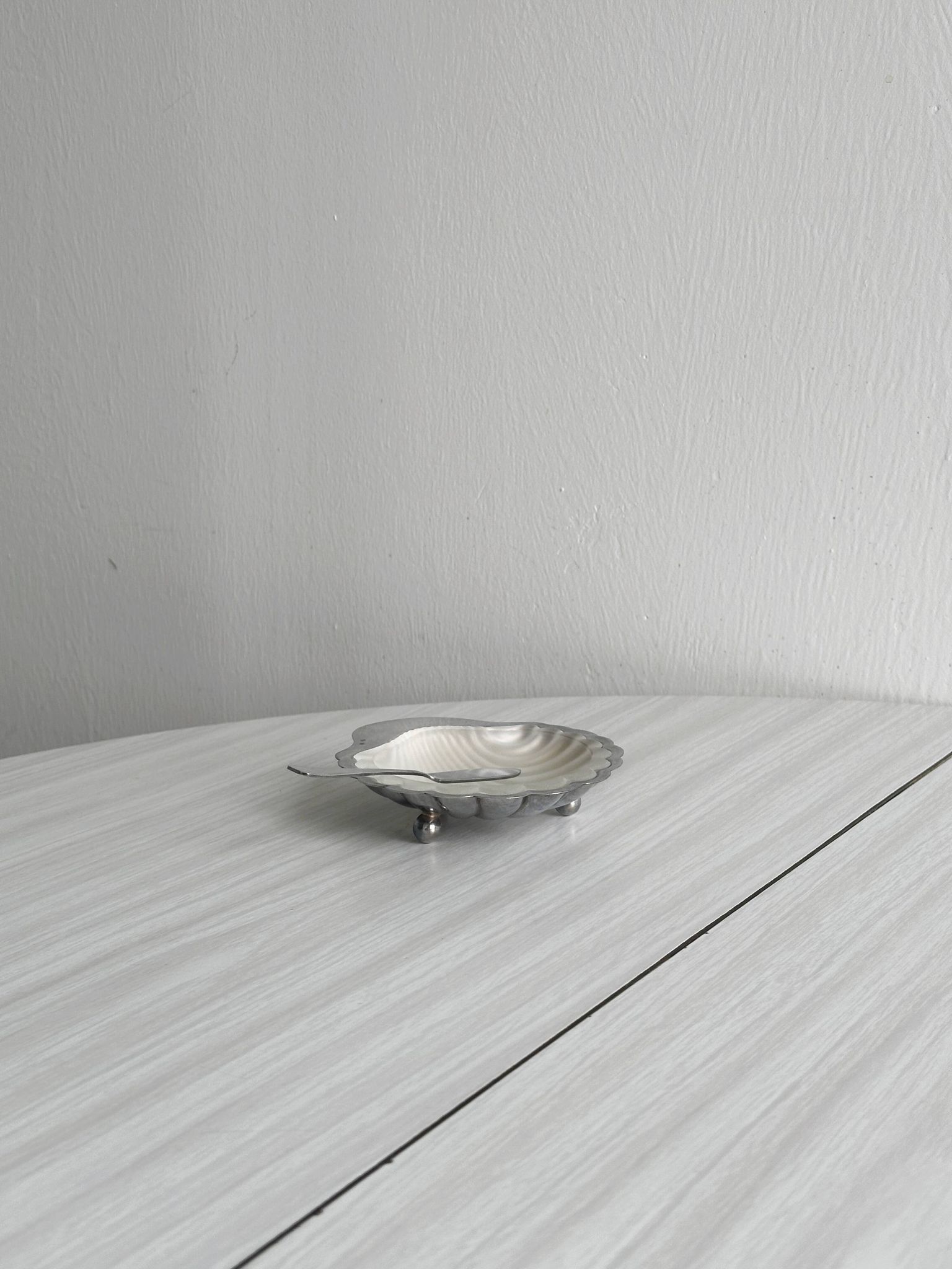 Antique shell-shaped presentation butter dish