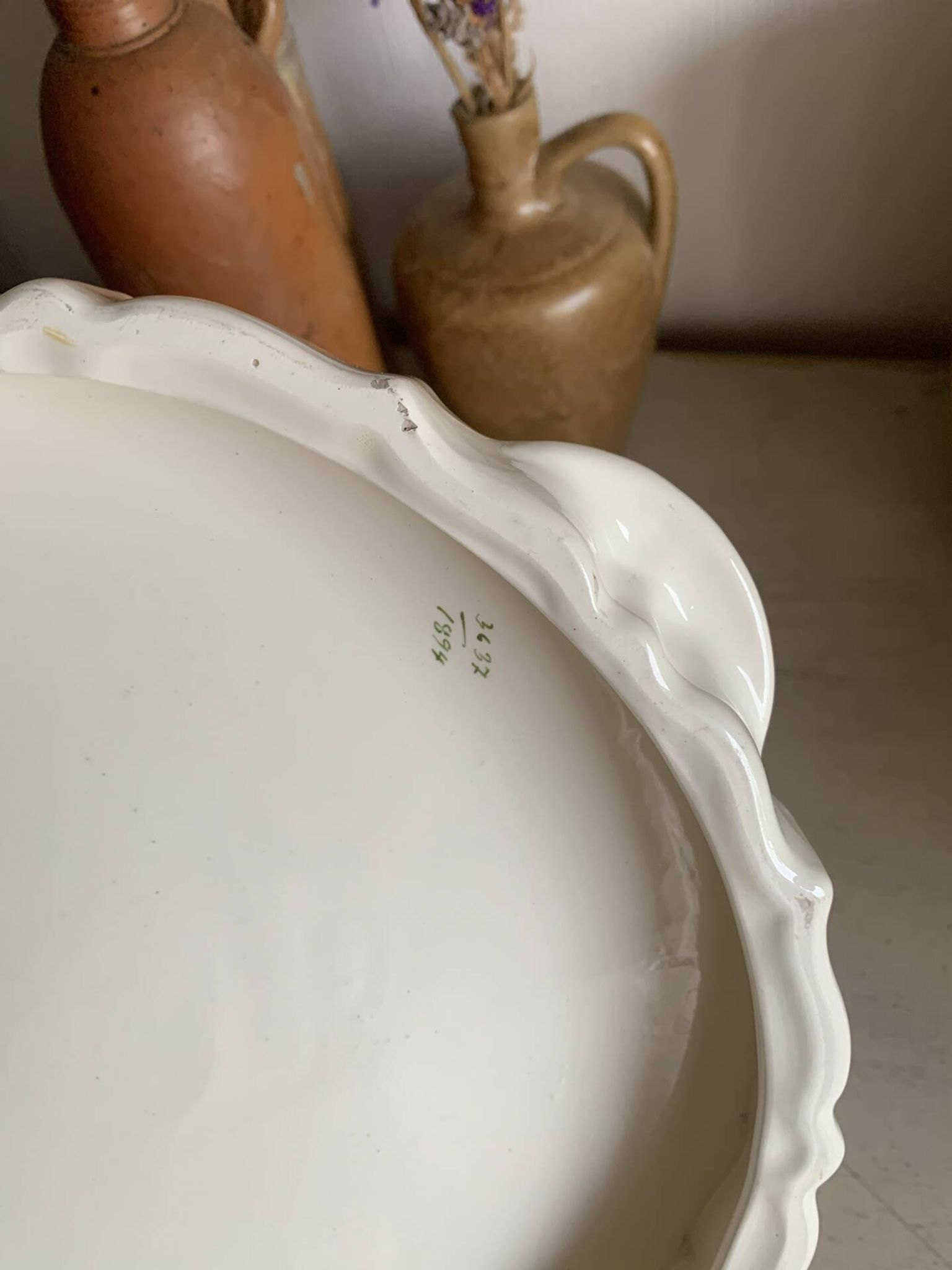 Plat à tarte vintage en faïence à anses – motif floral japonisant