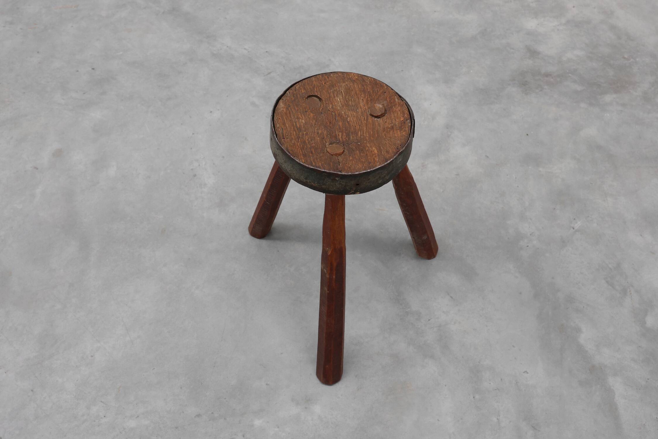 Brutalist French solid oak tripod stool with metal rim, 1850s