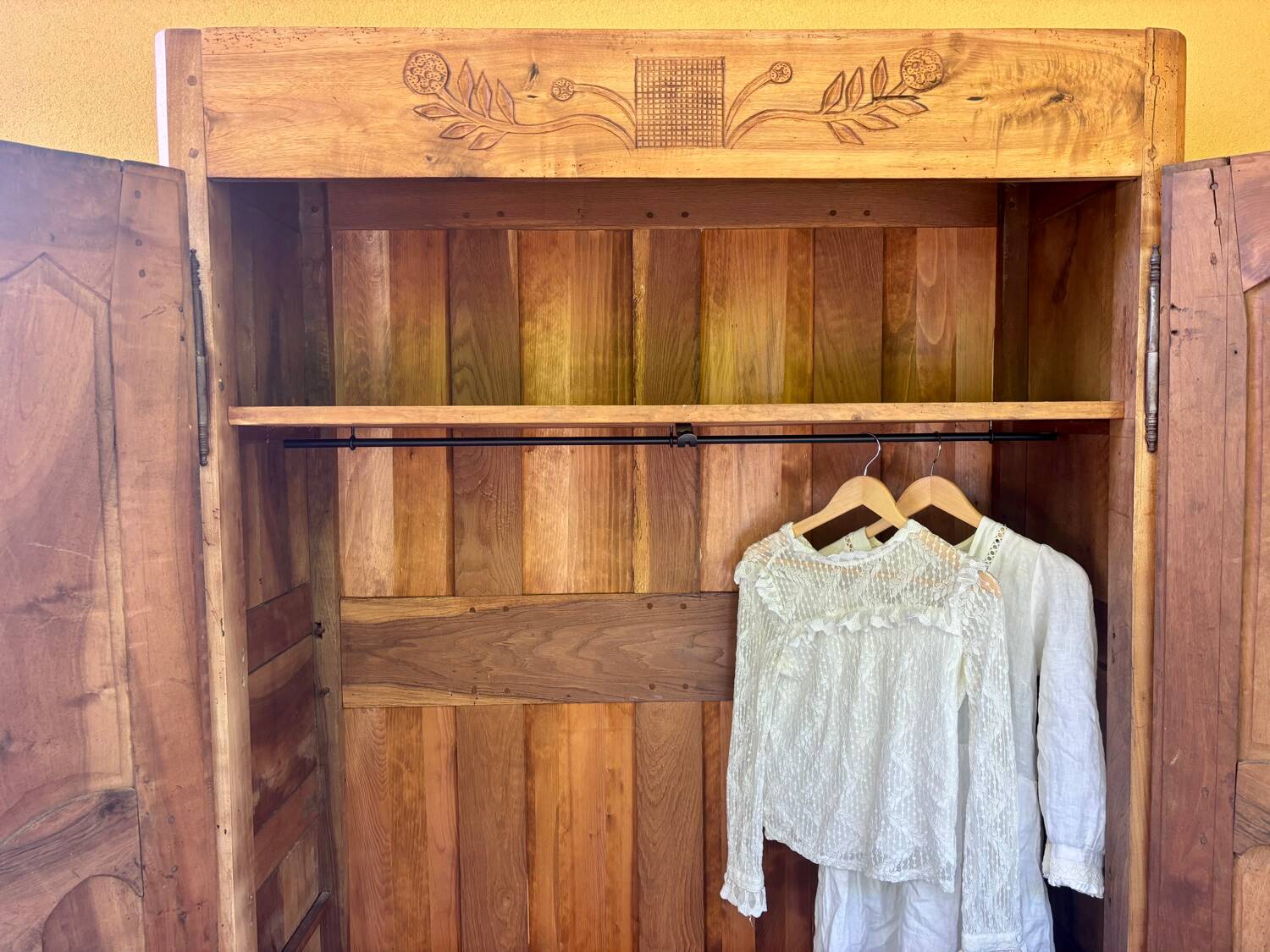 Armoire ancienne française en noyer massif – style Louis XV, fin XIXe siècle