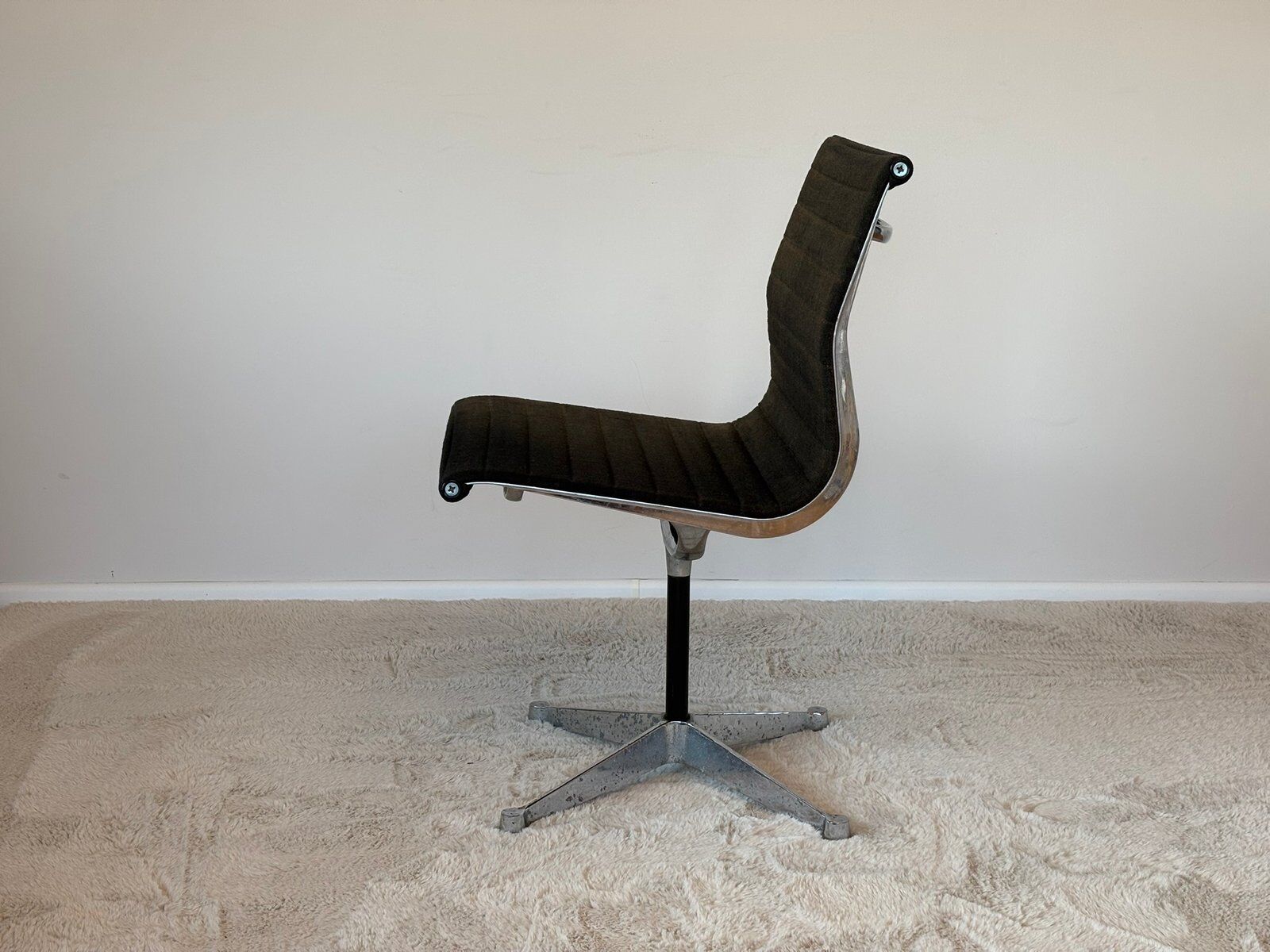 Model EA 105 aluminium chair by Eames for Herman Miller, 1970s