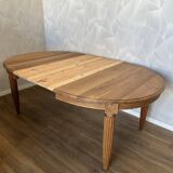 Round dining table with fluted legs in solid wood