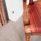 Paire de fauteuils cabriolets style louis xvi médaillon