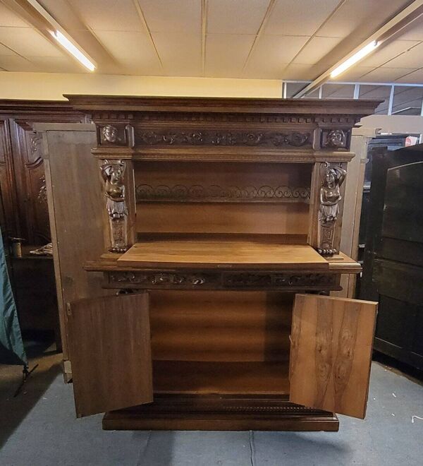 Meuble ancien en bois massif richement sculpté, de style Renaissance