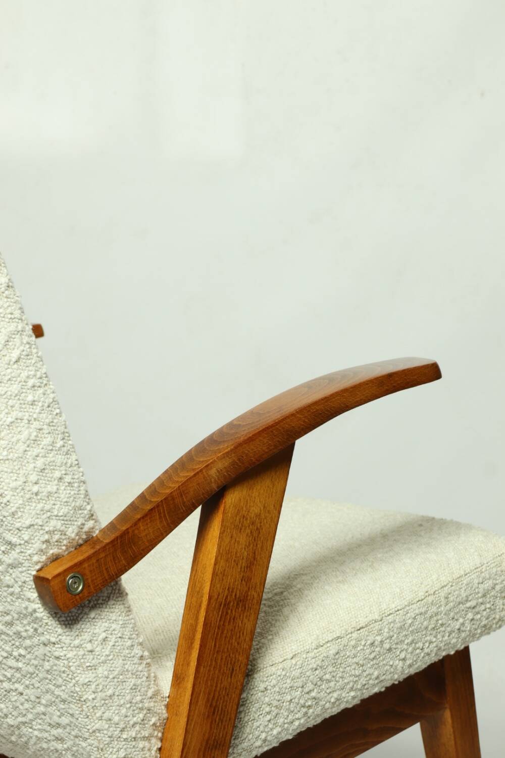 Fauteuil en bois et tissu bouclette beige clair restauré, design Puchala 1970