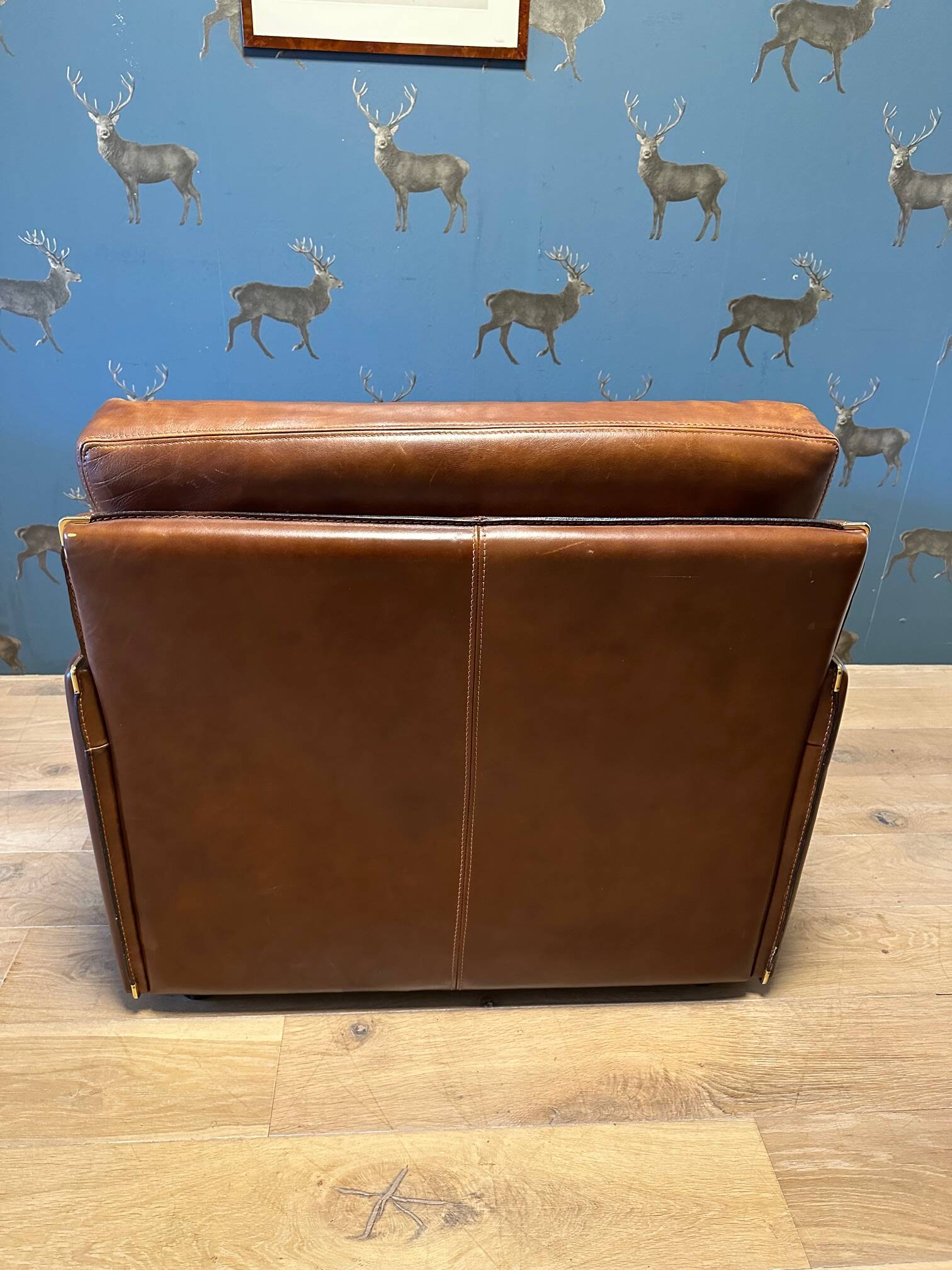Ensemble de deux fauteuils en cuir de buffle.