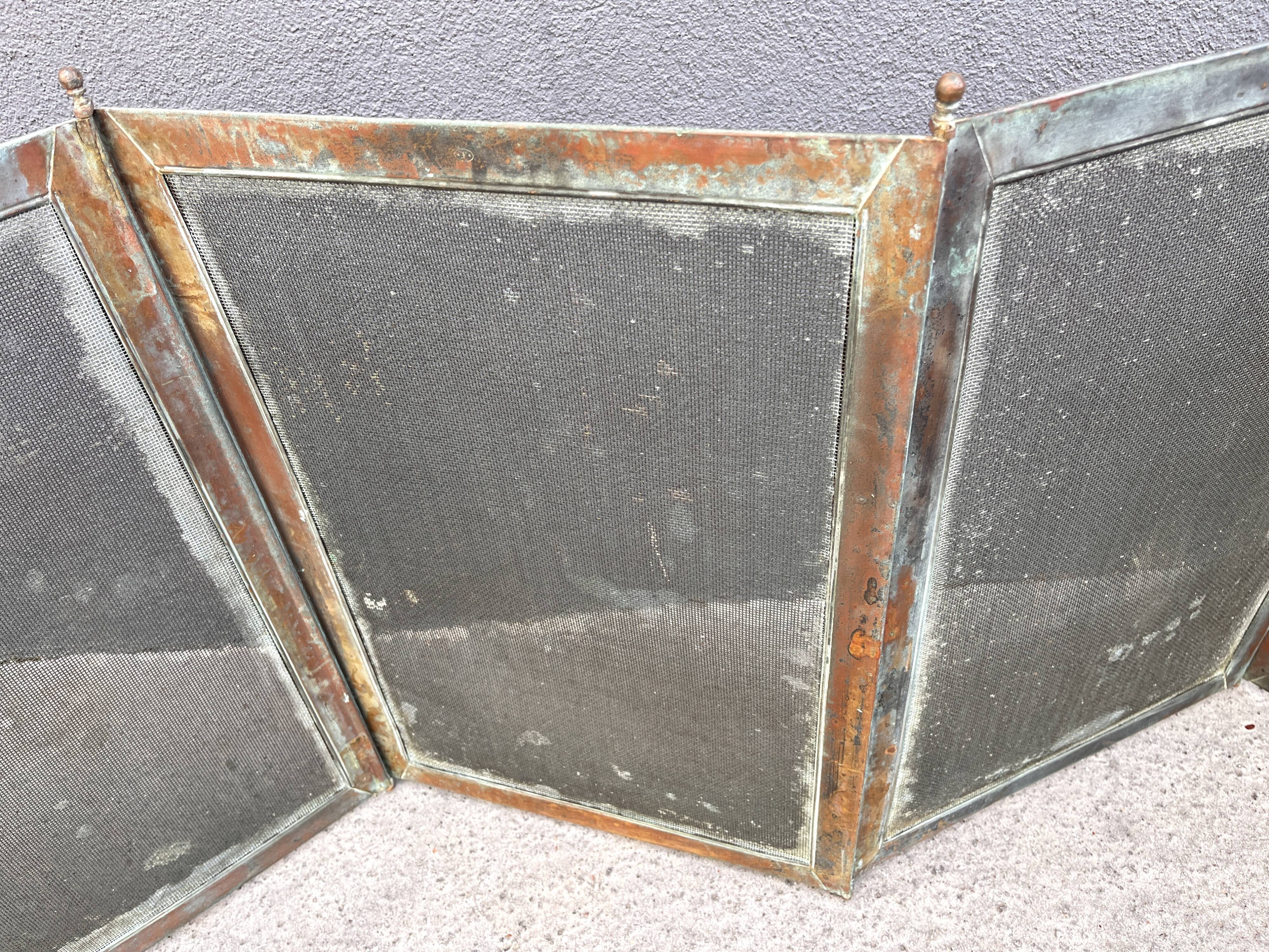 Antique fireplace screen in copper and brass from the 19th century.