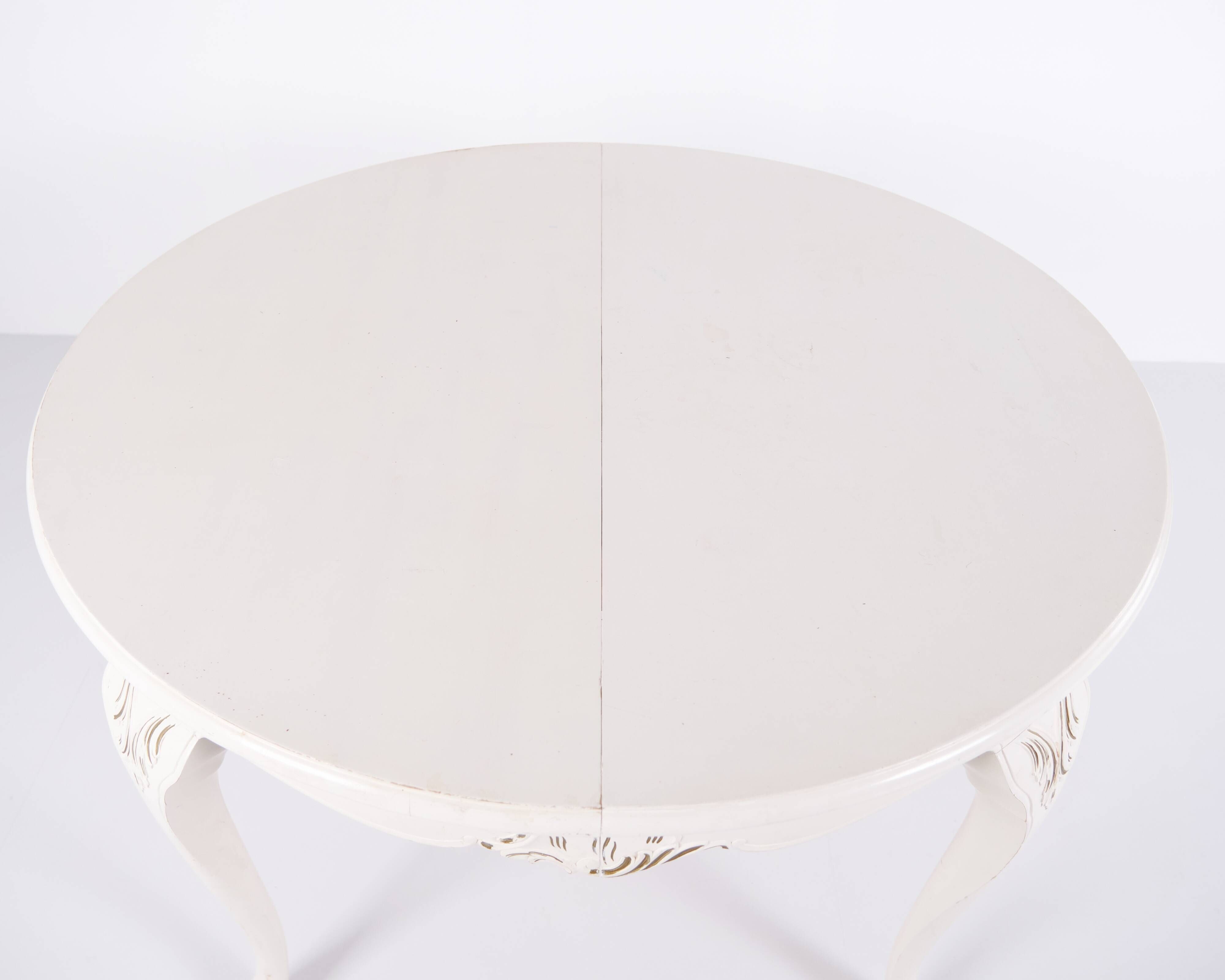 Antique round dining table with extension - Neo Rococo style - white painted with decorative details - 1920s