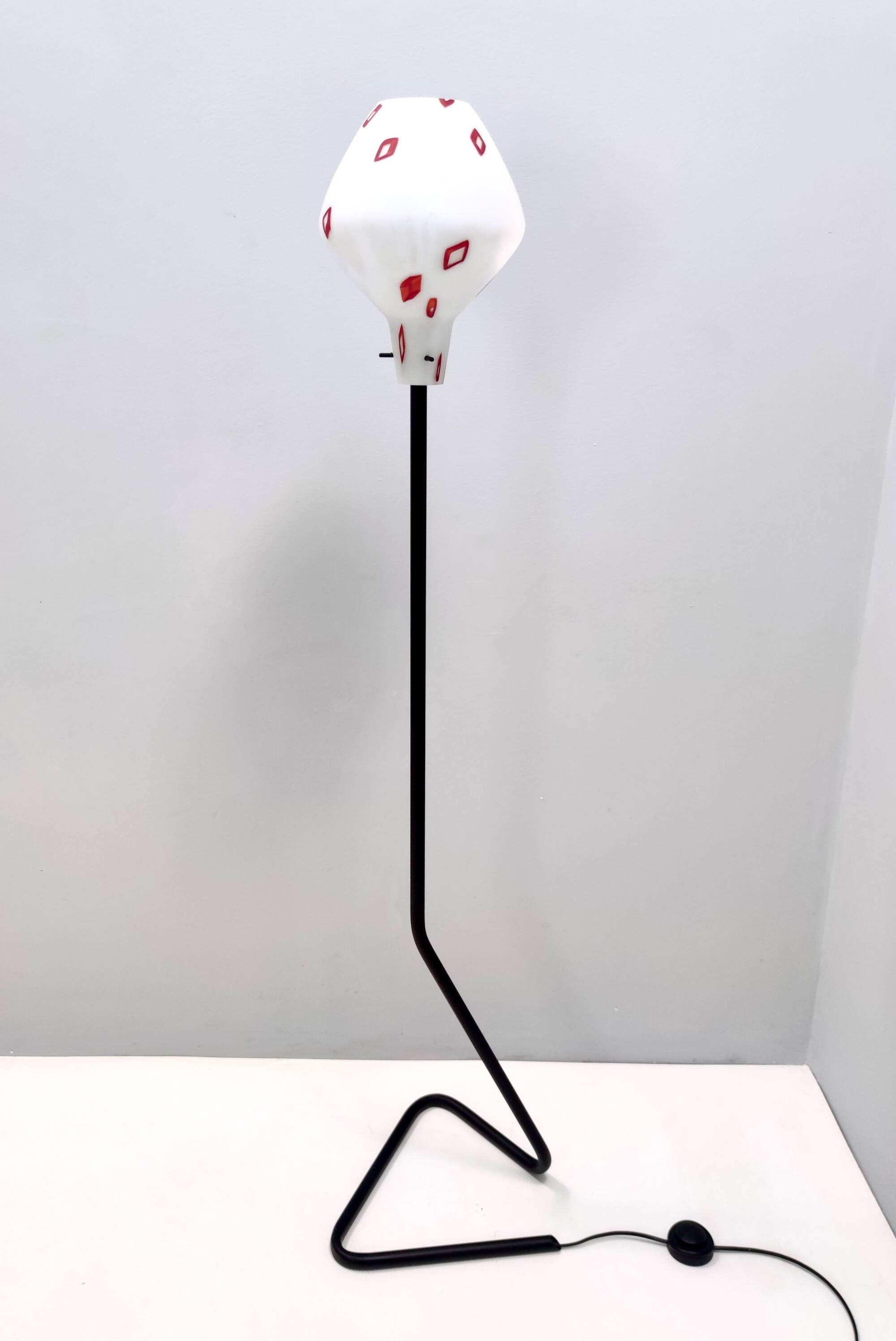 Lampadaire avec abat-jour en verre vintage encastré avec motifs géométriques rouges, Il