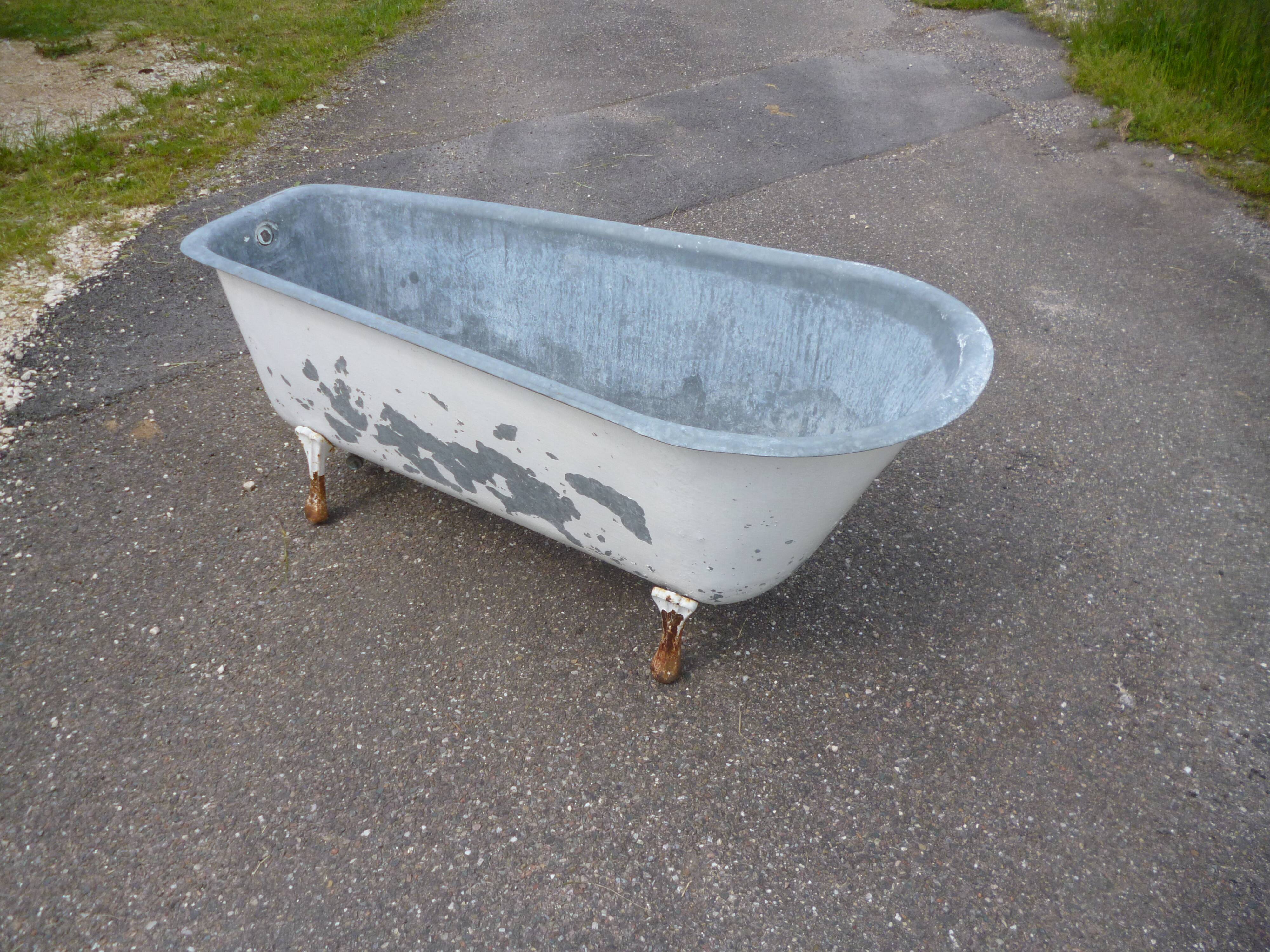 Zinc bathtub
