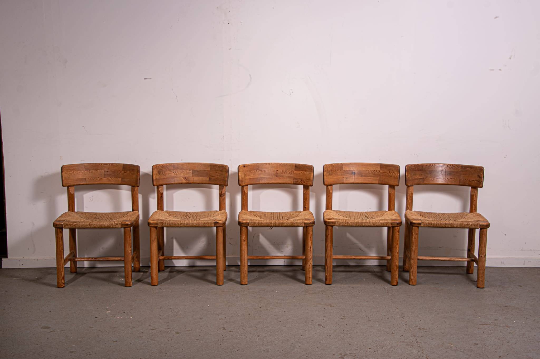 Chaises en pin et en corde de Ranier Daumiller