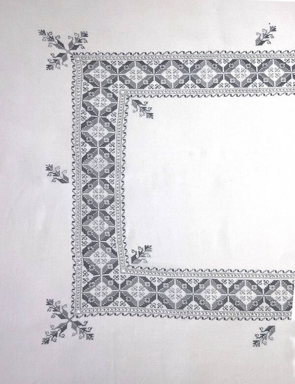 Nappe brodée avec 12 serviettes assorties