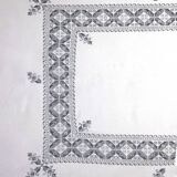 Nappe brodée avec 12 serviettes assorties