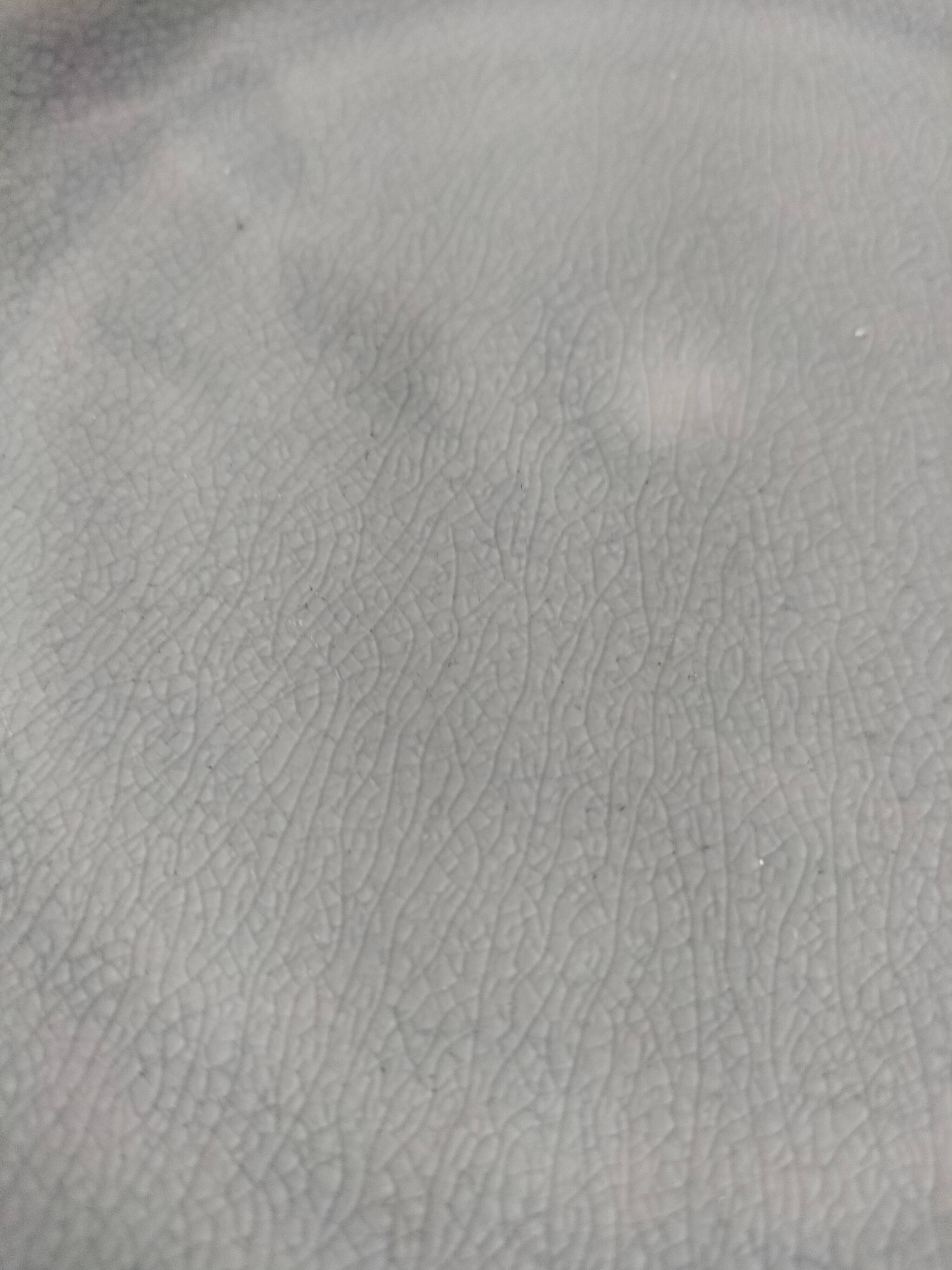 Set of 4 two-tone flat plates with a crackled effect.