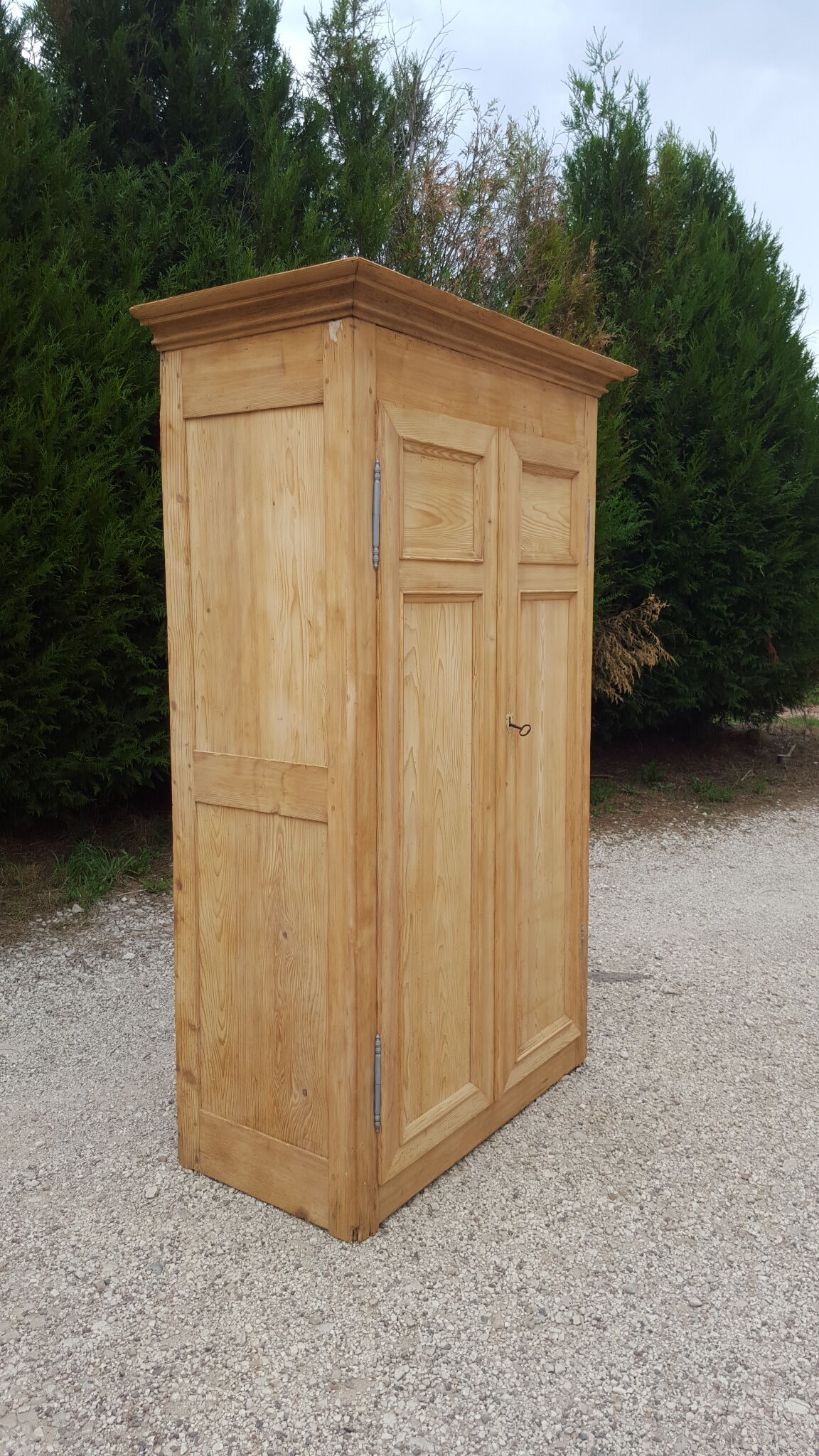 Armoire en sapin ancienne sablée brute