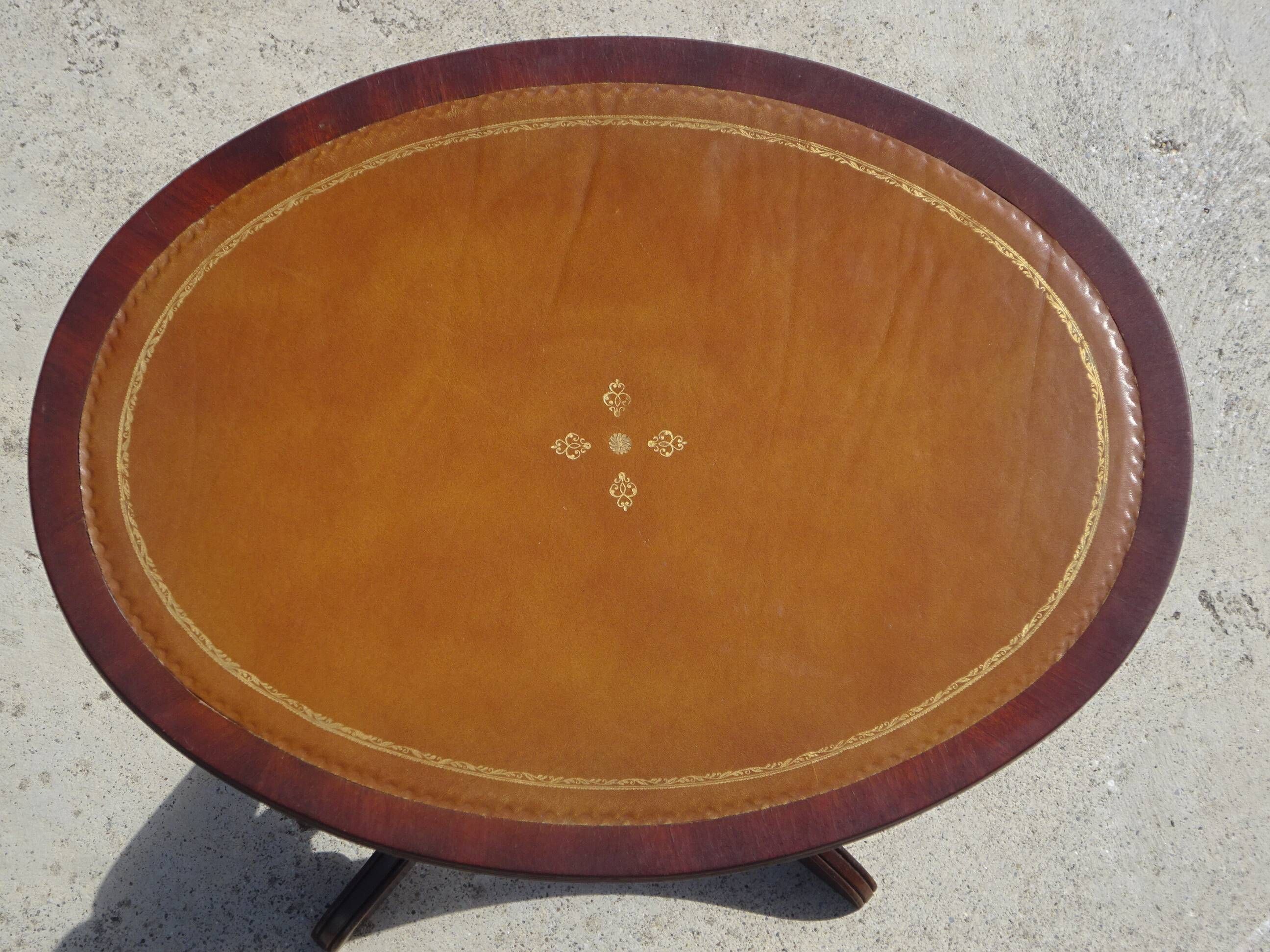 Small side table with an oval top in English style.