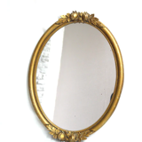 Oval mirror in gilded wood