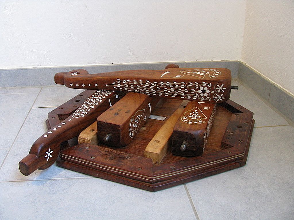 Table basse indienne « Ccic » des années 1970